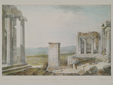 Άποψη τμήματος των Προπυλαίων της Ακρόπολης και του Ναού της Αθηνάς Νίκης. Στο πρώτο επίπεδο διακρίνεται το βάθρο του Αγρίππα ενώ στο βάθος ο Ναός του Ηφαίστου στην Αρχαία Αγορά.