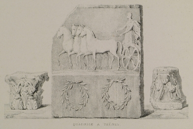 Κιονόκρανα κορινθιακού ρυθμού και ανάγλυφη αφιερωματική στήλη από τη Θήβα.