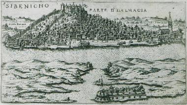Άποψη του Σιμπένικ, Σιμπένικο κατά την βενετική διοίκηση, στην Κροατία. Στο πρώτο επίπεδο διακρίνεται επίσης το Φρούριο του Αγίου Νικολάου.