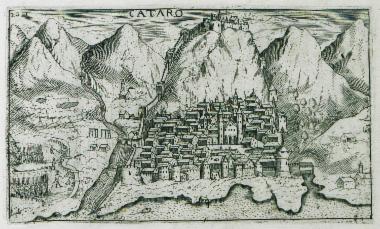 Άποψη του Κοτόρ ή Κάταρο υπό την βενετική διοίκηση (το αρχαίο Ασκρήβιον), στο Μαυροβούνιο. Διακρίνεται το Κάστρο του Αγίου Ιωάννη.