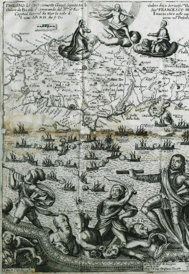 Χάρτης της κεντρικής Κρήτης. Ύστερα από αρκετές δεκαετίες πολιορκίας η Κρήτη θα περάσει, το 1669, από τους Ενετούς στους Οθωμανούς. Στο πρώτο επίπεδο αποτυπώνεται η ναυμαχία της 8ης Μαρτίου 1668 ανάμεσα στον οθωμανικό και βενετικό στόλο έξω από τνον Χάνδακα. Ο στρατηγός Μοροζίνη πατά πάνω σε αιχμαλώτους oθωμανούς αξιωματούχους.