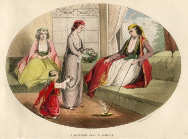 Προμετωπίδα. Το σπίτι του Οθωμανού διοικητή της Οχρίδας. Πρωινή επίσκεψη στην οποία ήταν παρούσα και η συγγραφέας. Αλβανή κυρία των εύπορων κοινωνικών στρωμάτων επισκέπτεται την σύζυγο του διοικητή στα ιδιαίτερα διαμερίσματά της, συνοδευόμενη από τη μικρή της κόρη. Υπηρέτρια προσφέρει στις επισκέπτριες λουλούδια από τον κήπο του σπιτιού.