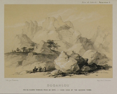 Άποψη του λαξευτού μνημείου που επονομάζεται “Μικρό Γιαζιλίκαγια”, από το πλάι. Το μνημείο βρίσκεται στην κοιλάδα του Ντογκανλί, σήμερα Γιαζιλίκαγια, κοντά στο Εσκί Σεχίρ. Ο αρχαιολογικός χώρος ονομάζεται επίσης πόλη του Μίδα, λόγω του πλήθους φρυγικών μνημείων που βρίσκονται σε αυτόν, και αποτελεί μέρος του ευρύτερου χώρου της Φρυγικής κοιλάδας.