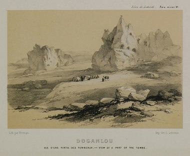 Άποψη των λαξευτών μνημείων στην κοιλάδα του Ντογκανλί, σήμερα Γιαζιλίκαγια, κοντά στο Εσκί Σεχίρ. Ο αρχαιολογικός χώρος ονομάζεται επίσης πόλη του Μίδα, λόγω του πλήθους φρυγικών μνημείων που βρίσκονται σε αυτόν, και αποτελεί μέρος του ευρύτερου χώρου της Φρυγικής κοιλάδας.