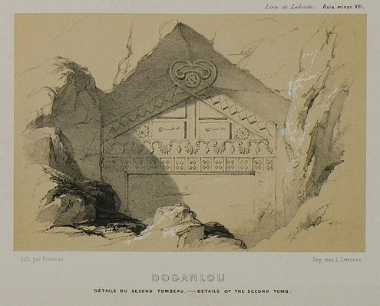 Κοντινή άποψη του λαξευτού μνημείου που επονομάζεται “Μικρό Γιαζιλίκαγια”, στην κοιλάδα του Ντογκανλί, σήμερα Γιαζιλίκαγια, κοντά στο Εσκί Σεχίρ. Ο χώρος ονομάζεται επίσης πόλη του Μίδα, λόγω του πλήθους φρυγικών μνημείων που βρίσκονται σε αυτόν.