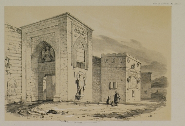 Άποψη των τειχών του Ικονίου. Διακρίνεται αρχαίο άγαλμα και άλλα στοιχεία διακόσμου από διάφορες ιστορικές περιόδους, σύμφωνα με την πρακτική της ενσωμάτωσης των αρχαιοτήτων στα τείχη, η οποία διακρίνει την αρχιτεκτονική των Σελτζούκων.