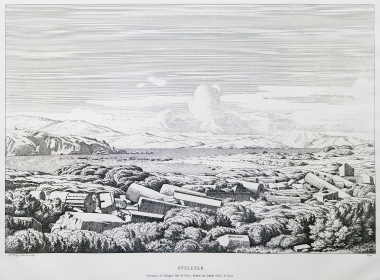 Άποψη των ερειπίων της Στοάς του Φιλίππου Ε΄στη Δήλο. Στο βάθος διακρίνονται η Ρήνεια και η Τήνος.