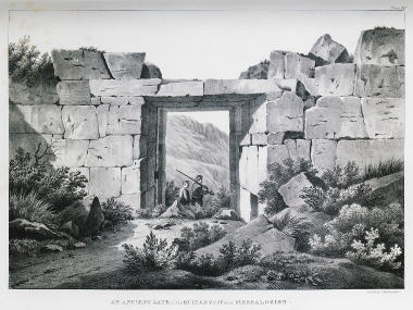 Πύλη, πιθανότατα τμήμα στοάς, στον οχυρωματικό περίβολο της Νέας Πλευρώνας (κάστρο της κυρά-Ρήνης).