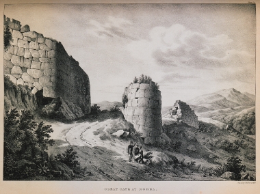 Η κύρια είσοδος στα τείχη της αρχαίας πόλης Νόρμπα στην Ιταλία.