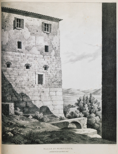 Άποψη των αρχαίων τειχών της ακρόπολης του Φερεντίνο, πάνω στα οποία χτίστηκε το ανάκτορο της Επισκοπής.