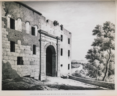 Σύγχρονη πύλη, χτισμένη πάνω στην αρχαία και μεσαιωνική τοιχοδομή στην Τερατσίνα της Ιταλίας.