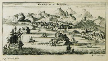 Άποψη του όρμου και της πεδιάδας του Μαραθώνα με τον τύμβο και τον ομώνυμο οικισμό.