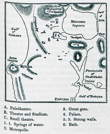 Χάρτης της θέσης της αρχαίας Νικόπολης. Σημειώνονται το Μνημείο του Αυγούστου ή Μνημείο της Νίκης, τρόπαιο της Ναυμαχίας του Ακτίου, που ήταν αφιερωμένο στους θεούς Απόλλωνα, Ποσειδώνα και Άρη. Στα αριστερά το ρωμαϊκό υδραγωγείο.