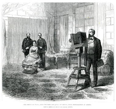 Ο Πρίγκιπας της Ουαλίας, αργότερα Εδουάρδος Ζ΄της Αγγλίας, φωτογραφίζεται με το ελληνικό βασιλικό ζεύγος κατά την επίσκεψη του στην Ελλάδα στα 1875.