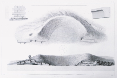 Απόψεις της θέσης του αρχαίου θεάτρου της Μεγαλόπολης, με σχεδιαστικές αποκαταστάσεις αρχιτεκτονικών μελών του οικοδομήματος. Επάνω αριστερά τμήμα του αναλημματικού τοίχου.