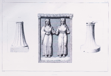 Εικ. 1. Ανάγλυφο το οποίο ο συγγραφέας είδε εντειχισμένο σε οικία στο Ξυλόκαστρο. Εικ. 2 και 3. Βάσεις αγαλμάτων τις οποίες ο συγγραφέας είδε σε εκκλησία στο Βασιλικό (αρχαία Σικυώνα).