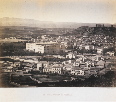 Η Αθήνα από το Κολωνάκι. Στο πρώτο επίπεδο τα βασιλικά ανάκτορα (σήμερα Βουλή των Ελλήνων). Στο βάθος η Ακρόπολη και το μνημείο του Φιλοπάππου στον ομώνυμο λόφο.