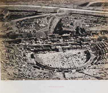 Πανοραμική άποψη του θεάτρου του Διονύσου στους πρόποδες της Ακρόπολης.
