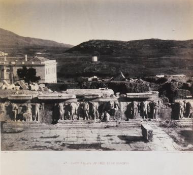 Ανάγλυφα από το υποσκήνιο του Θεάτρου του Διονύσου, στη νότια κλιτύ της Ακρόπολης.