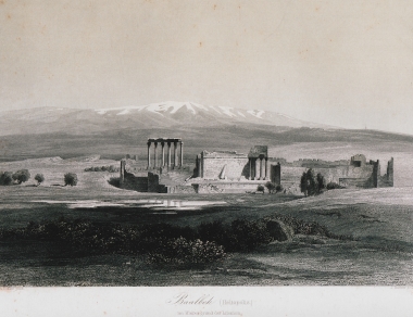 Η κιονοστοιχία του Ναού του Διός και ο Ναός του Βάκχου στο Μπάαλμπεκ του Λιβάνου. Στο βάθος το όρος Λίβανος.