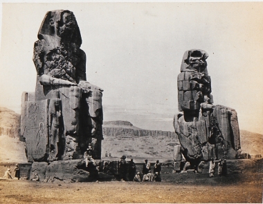 Τα κολοσσιαία αγάλματα του Αμένωφι Γ΄ (Κολοσσοί του Μέμνονα) στις Θήβες της Αιγύπτου.