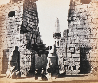 Ο πυλώνας του Ναού του Λούξορ (αρχαίες Θήβες) με τα γιγάντια αγάλματα του Ραμσή Β΄.