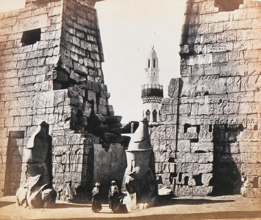 Ο πυλώνας του Ναού του Λούξορ (αρχαίες Θήβες) με τα γιγάντια αγάλματα του Ραμσή Β΄.