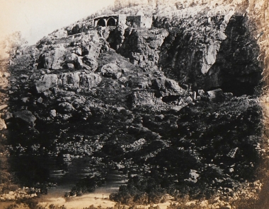 Καταρράκτες στην Καισάρεια του Φιλίππου (στην αρχαιότητα γνωστή και ως Πανειάς, σήμερα Μπανιάς), στους πρόποδες του όρους Ερμών (υψίπεδα του Γκολάν).