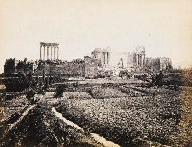 Ερείπια ρωμαϊκών ναών στο Μπάαλμπεκ του Λιβάνου. Στα αριστερά ο Ναός του Διός. Στα δεξιά ο Ναός του Βάκχου.