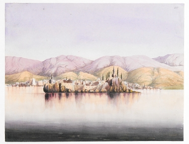 Το κάστρο (αριστερά), το ανάκτορο και ο τάφος του Αλή πασά, όπως φαίνονται από το Νησί της λίμνης των Ιωαννίνων.