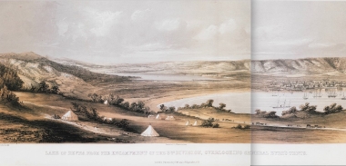 Άποψη της λίμνης Μπελοσλάβ (παλαιότερα Ντέβνα) στη Βουλγαρία, από το βρετανικό στρατόπεδο. Στα αριστερά οι σκηνές του επιτελείου του στρατηγού Γουίλιαμ Έιρ.