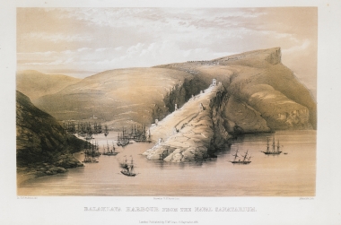 Άποψη του κόλπου του Μπαλακλάβα, κοντά στη Σεβαστούπολη, στην Κριμαία. Στο βάθος δεξιά τα ερείπια του κάστρου των Γενοβέζων. Στα αριστερά, πλοία του βρετανικού ναυτικού.