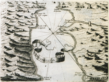 Άποψη των στενών των Δαρδανελίων με τα φρούρια Σουλτανιγίε και Κιλίτ Μπαχίρ στην ευρωπαϊκή και ασιατική ακτή αντίστοιχα.