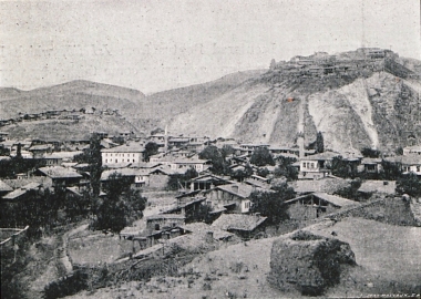 Άποψη του Ισκιλίπ από τα νότια. Στο βάθος, το κάστρο της πόλης.