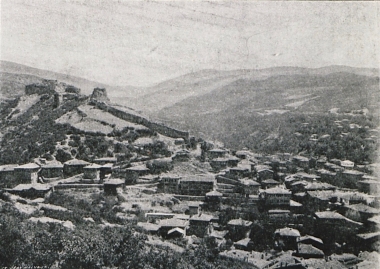 Άποψη της Νεοκαισάρειας από τα νότια. Στα αριστερά το κάστρο της πόλης.