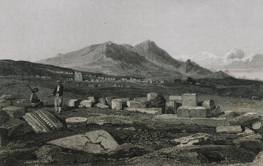 Τα ερείπια των Θεσπιών. Στο βάθος ο Ελικώνας.