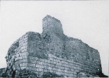 Ερείπια τοίχου στις φυλακές του κάστρου της Αμάσειας.