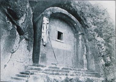 Οι Τάφοι των Βασιλέων στην Αμάσεια: Το ανατολικό μαυσωλείο γνωστό ως Αϊναλί Μαγαρά.