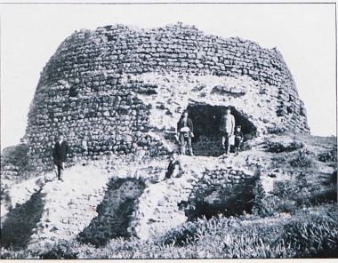 Ερείπια κτίσματος (κατά τους συγγραφείς πιθανότατα λουτρού) στο κάστρο του Νικσάρ.
