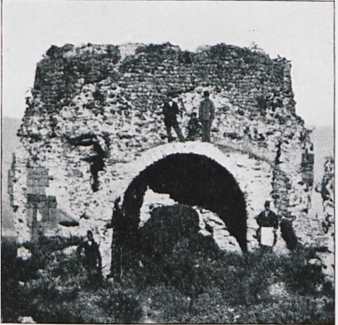 Ερείπια πύργου στον οχυρωματικό περίβολο του κάστρου του Νικσάρ.