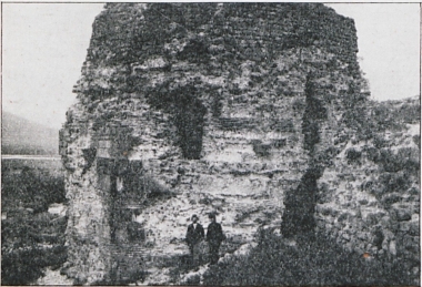 Ερείπια εξαγωνικού πύργου στο κάστρο του Νικσάρ.