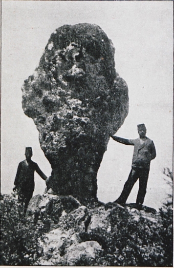 Λίθος, πιθανότατα ερείπια μνημειακού κτίσματος, στη θέση Αργόστι (;) κοντά στο Νικσάρ.