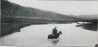 Έφιππος διασχίζει τον ποταμό Κελκίτ.