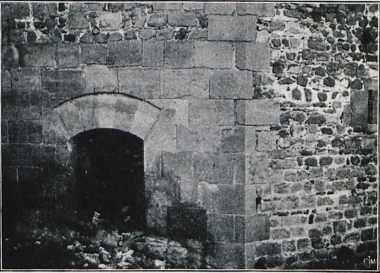 Είσοδος οκταγωνικού πύργου στον οχυρωματικό περίβολο του κάστρου του Σεμπίν Καραχισάρ.