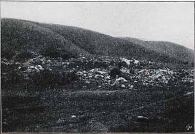 Ερείπια πανδοχείου κοντά στο Έρζιντζαν. Σύμφωνα με τους κατοίκους της περιοχής επρόκειτο για το πανδοχείο του Αράμογλου.