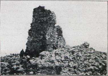 Ερείπια πύργου σε οχυρό κοντά στο χωριό Ζιγκανά, στη θέση Χαν Ντερεσί, στο Γκιουμούς Χανέ.