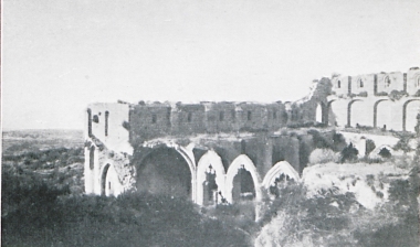 Ερείπια στοάς στο Αββαείο Μπελαπαΐς στην Κερύνεια, Κύπρος.