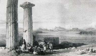 Ο Κορινθιακός κόλπος από την αρχαία Κόρινθο. Στα αριστερά κίονες του ναού του Απόλλωνα.