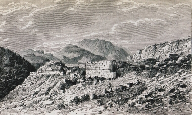 Τα ερείπια της αρχαίας Δαυλίδας με την πεδιάδα της Χαιρώνειας στο βάθος.