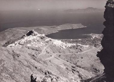 Άποψη της χώρας της Σερίφου και του όρμου του Λιβαδιού.